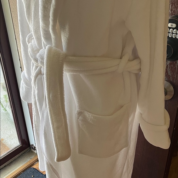 Croft & Barrow Soft White Robe - Picture 3 of 9